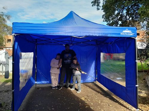 Cliente con su Gazebo 3x3 en el patio de casa