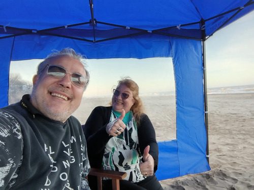 Clientes con su Gazebo 3x3 en la playa