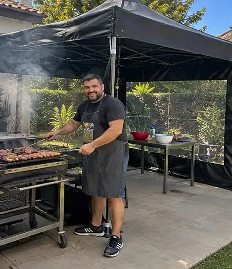 Asado bajo un gazebo negro