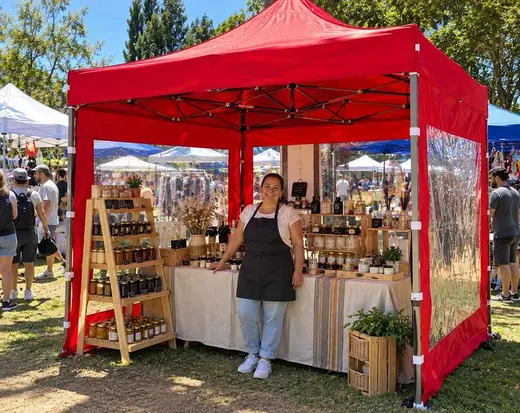 Puesto de feria bajo un gazebo rojo